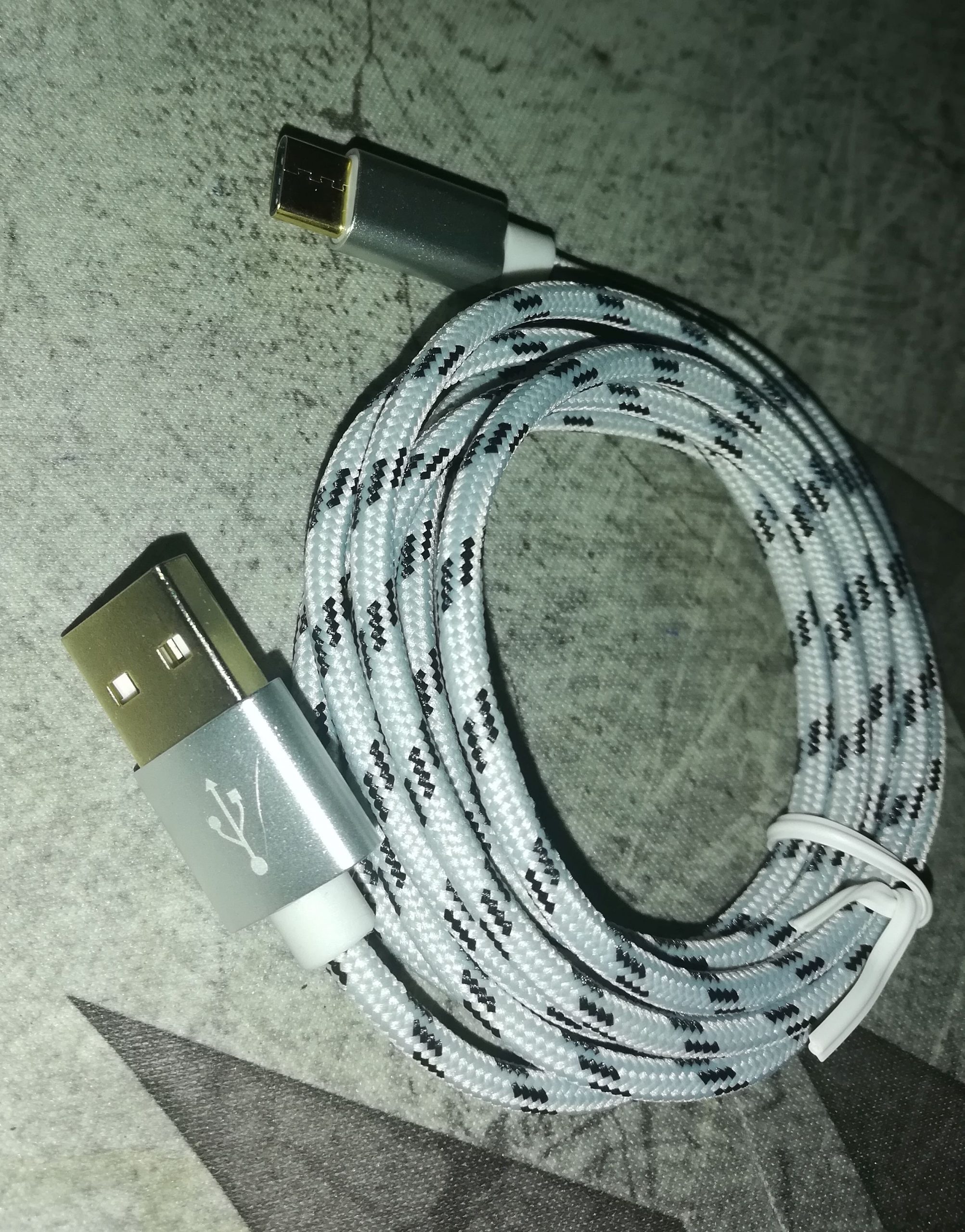 Premium USB Typ A zu Type-C Daten/Ladekabel, 1.5m Silber mit grau/schwarz braiding.