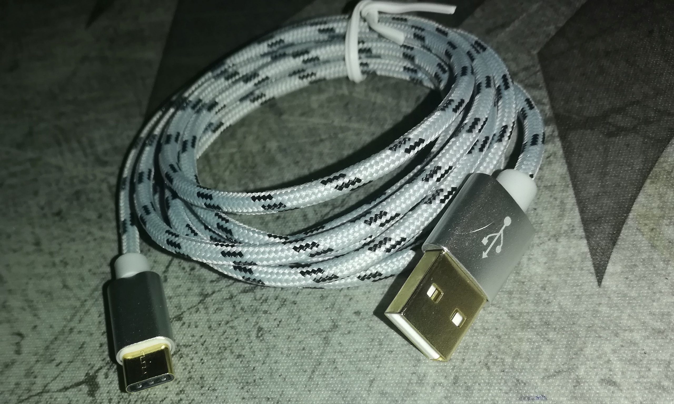 Premium USB Typ A zu Type-C Daten/Ladekabel, 1.5m Silber mit grau/schwarz braiding.