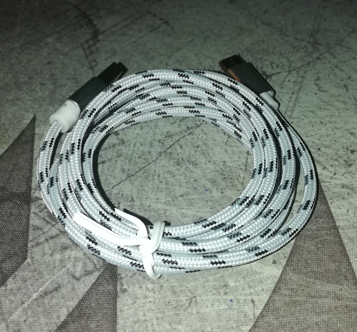 Premium USB Typ A zu Type-C Daten/Ladekabel, 1.5m Silber mit grau/schwarz braiding.